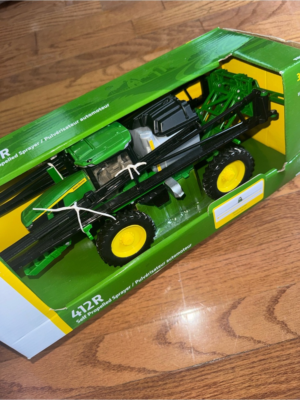 ohn Deere 1/32 Scale 412R Sprayer
Brand New - Picture 7 of 7